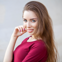 wunderschöne ukrainische Frau mit blauen Augen und langen braunen Haaren