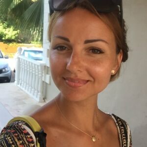 braungebrannte ukrainische Frau, macht ein lächelndes Selfie