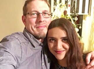 glückliche osteuropäische Frau und europäischer Mann, Partnervermittlung Russland