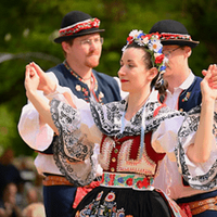 Feste und Bräuche in Tschechien - traditionelle Tanzende Tschechische Frau