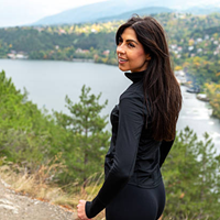 Bulgarische Frau blickt über See, Mentalität und Lebensfreude in Bulgarien