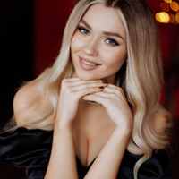 Ukrainische Frau mit blondem Haar und elegantem Stil, Sinnbild für Charme, Selbstbewusstsein und Herzlichkeit in interkulturellen Beziehungen zwischen Deutschland und der Ukraine