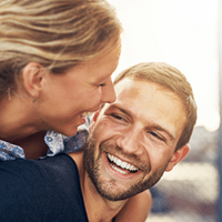 Russische Frau heiraten - umfassender Leitfaden und Tipps. Lächelnde russische Frau - glückliches Paar
