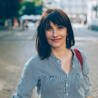 Eine junge Frau beim Spaziergang in einer bulgarischen Stadt, selbstbewusst, authentisch und lebensfroh. Viele Bulgarinnen verbinden moderne Lebensweise mit traditionellen Werten