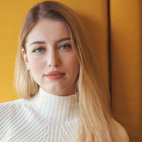 Junge russische Frau mit natürlicher Schönheit, sympathisch und selbstbewusst