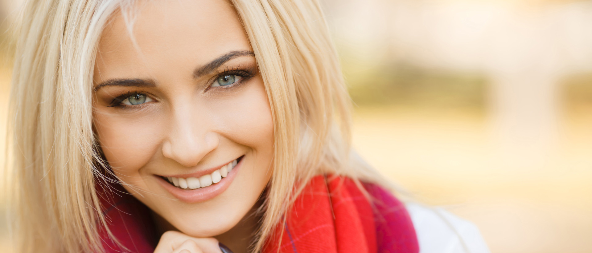 lachende blonde russische Frau, mit blauen Augen